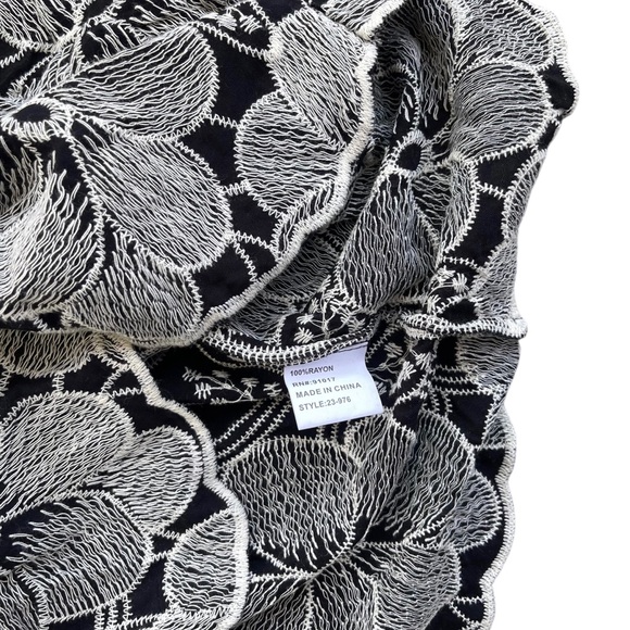 🌸 Solitaire Black & White Floral Embroidered Puff Sleeve Top NWT SZ M - Picture 5 of 6